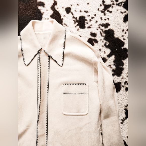 WOMEN'S 70'S SLIGHTLY SHEER BUTTON UP V-NECK BLOUSE - CREAM - Picture 3 of 6